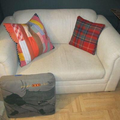 Cute little pull out bed / love seat