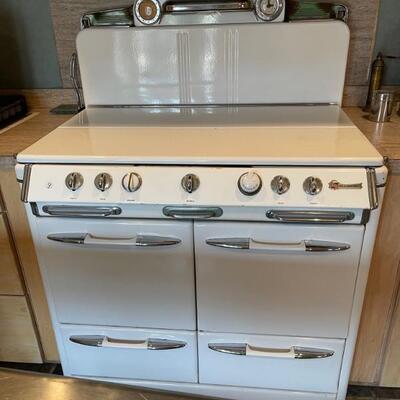 o'keene & Merritt model 600 vintage gas stove 1950's- Drop in salt &pepper shakers. Clock/timer & cooking chart. Storage drawer under...