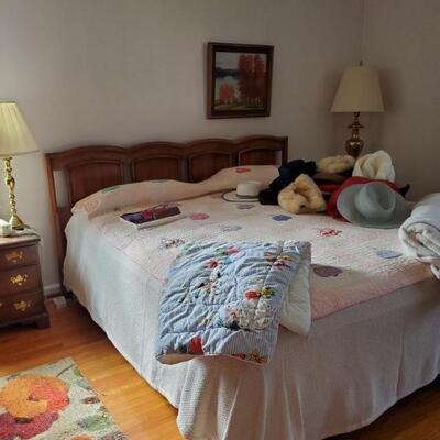 King size bed/ free mattress & bedding