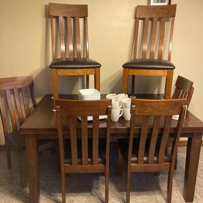 Nearly new dining set. Table, 6 chairs & leaves
