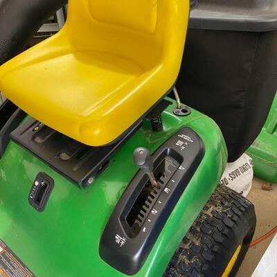 John Deere Lawn tractor