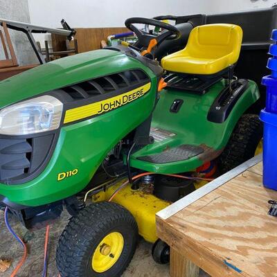 John Deere D 110 Lawn tractor with two attachments