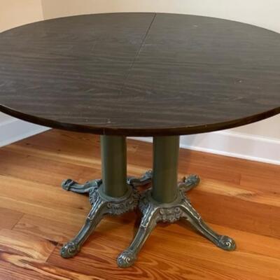 42" round table w/cast aluminum legs & 18" leaf