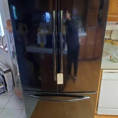 #5439 â€¢ Samsung Refrigerator Model: RF260BEAEBC
Serial Number: V60143CC503736 T. 