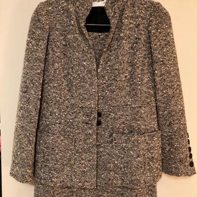 Neiman-Marcus â€¢ 1960 â€¢ Gray Tweed â€¢ Suit â€¢ Petite â€¢ 90 US