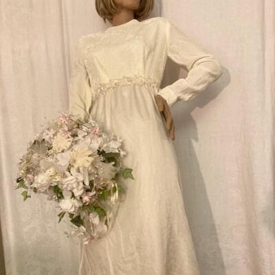 1980â€™s â€¢ Velvet â€¢ Wedding Gown â€¢ 225 US