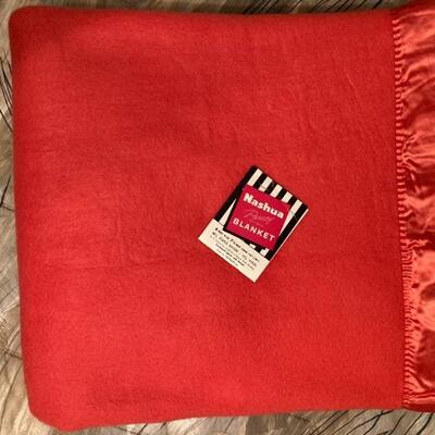 Vintage â€¢ Nashua â€¢ Blanket â€¢ (69â€ x 86â€) â€¢ 39 US