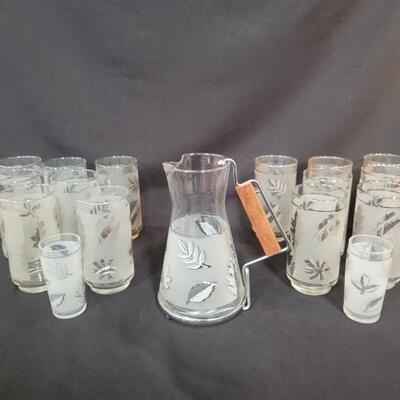 (19) Mid Century Libbey Frosted Leaf Pitcher Set