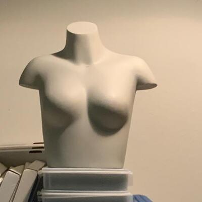 Upper bust mannequin