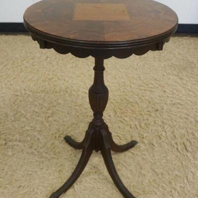 1132	DIMINUTIVE WALNUT LAMP TABLE W/INLAID TOP, APPROXIMATELY 18 IN X 26 IN HIGH
