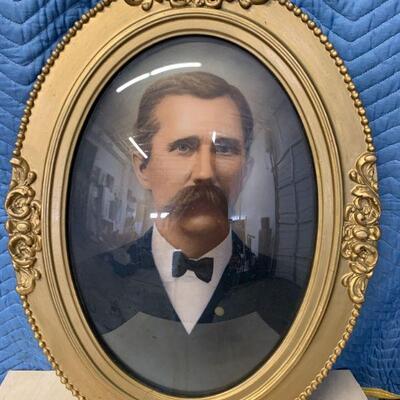 Oval gold frame with bubble glass. Nice pictures 