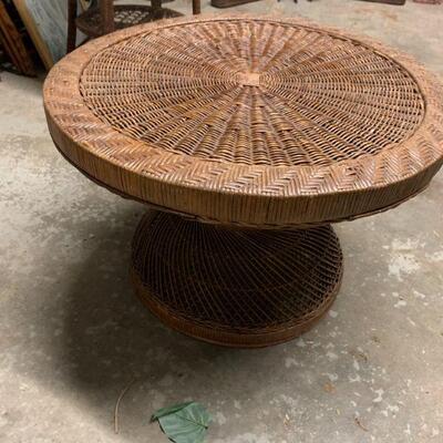 Wicker/rattan table