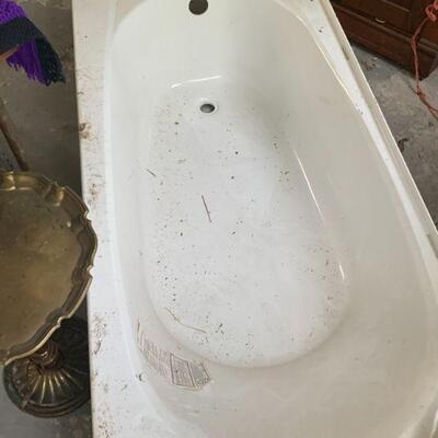 Bath tub