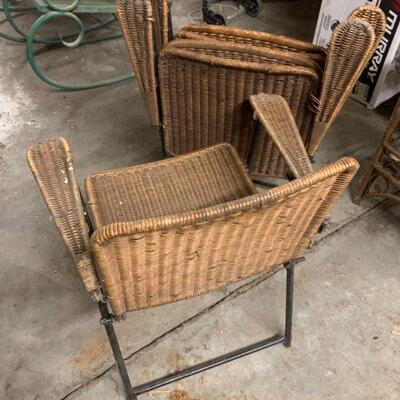 Folding wicker chair