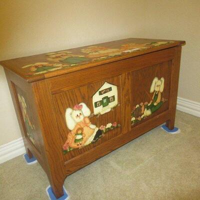 BEAUTIFUL VINTAGE HAND-PAINTED BUNNY THEME COUNTRY STYLE TOY CHEST 35â€ X 17â€ X 23â€
