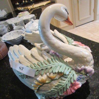 ITZ AND FLOYD SWAN SOUP TUREEN NO LADLE DAMAGE ON FOOT AS PICTURED!