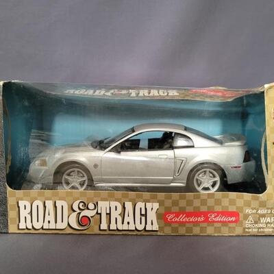 NIB 1999 Ford Mustang 1:18 Diecast Scale Model