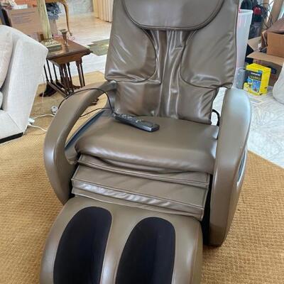 Brookstone massage chair os7805 iMedic 380. Fully functional, has a couple of slight tears on the seat fabric. Otherwise in excellent...