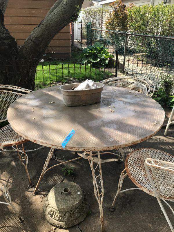 A MOMENT IN TIME Berwyn CAR FOR SALE Filled house tons of amazing items!