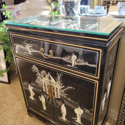 Nice black lacquered cabinet with Oriental details, some are inlaid mother of pearl