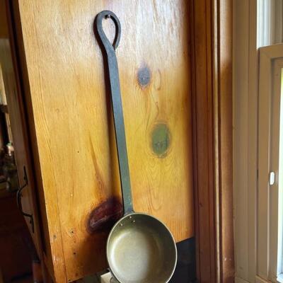 Forged cast iron skillet with long handle