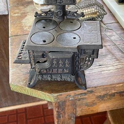 Salesmanâ€™s sample â€œQueenâ€ cast iron stove