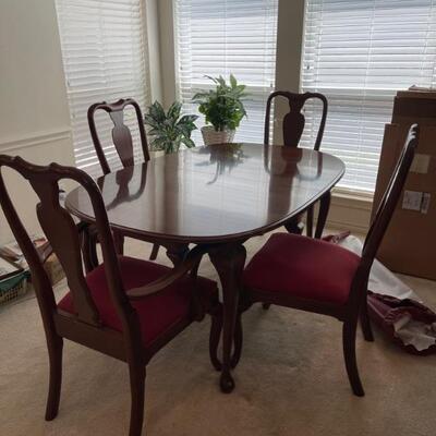Ethan allen dining table 6 chairs/ 2 leaves/ felt cover 