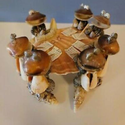 Seashell frogs playing bingo