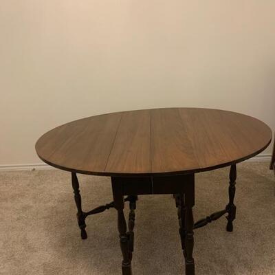 Beautiful Vintage Imperial Gate Leg Drop Leaf Table  Oval when Open  Rectangle when legs are down
Great Condition!