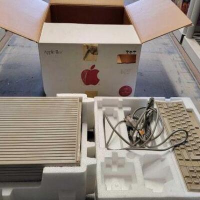 #4518 â€¢ Apple IIGS Computer With Keyboard And Power Cable