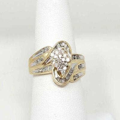 820	

14k Gold Ring with Diamond Cluster and Diamond Accents, 3.9g
Weighs Approx: 3.9g Ring Size: 5.5