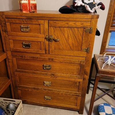 Gentleman's Dresser