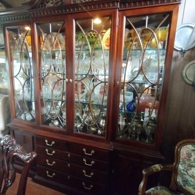 thomasville mahogany china hutch