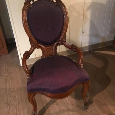 Victorian Raised and pierced crested oak chair