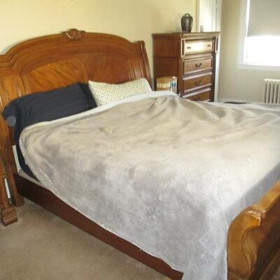 Raymour & Flanigan King Sleigh Bed Bedroom Suite 