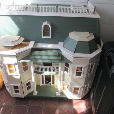 DOLL HOUSES & FURNITURE 