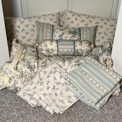 QUEEN BEDDING SET | Floral print set, inlcudes sham pillow covers, pillowcases, pillows, a quilt, lumbar throw pillow, sheets 