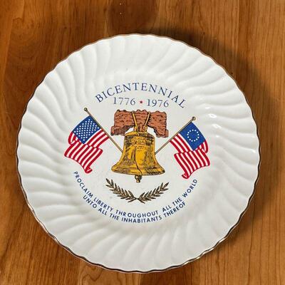 U.S. BICENTENNIAL PLATE | A plate commemorating the United State's bicentennial celebrations, with gilt scalloped edges and a printed...