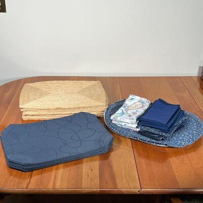 (44pc) LINEN PLACEMATS AND NAPKINS | An assortment of mostly blue linen place mats and napkins 