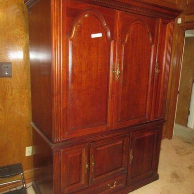 SOLID WOOD ENTERTAINMENT CENTER YOUR CHOICE OF CONTENTS INCLUDED OR NOT 55