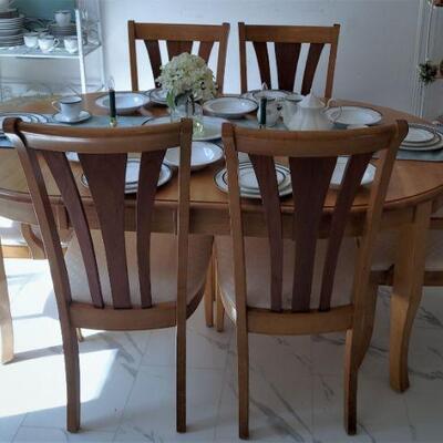 Solid Maple Dining Table w/6 Chairs and 2 Leaves