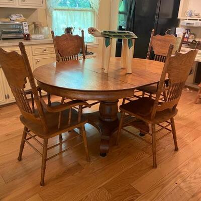 Oak dining table with chairs and leaves
