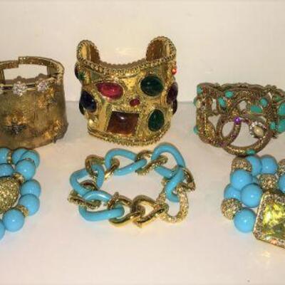 Something for everyone Adjustable links and larger bangles ! 