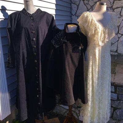 Vogue !
Most are plus sizes 2x- 4x and most are NEW with tags 