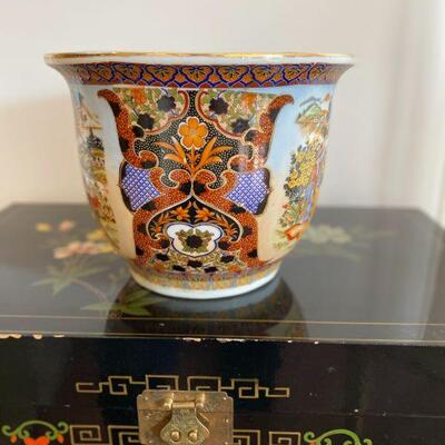 Gorgeous Oriental Style Porcelain vase