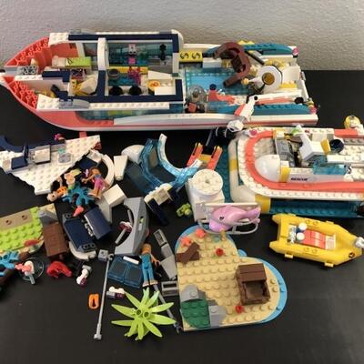 Lego Friends Rescue Mission Boat 41381. Used. No box or booklet. As is. Live Oak has not accounted for each individual piece.