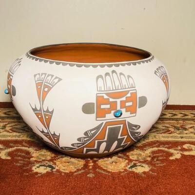 Listed Navajo Artist Pot