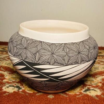 Listed Navajo Artist Pot