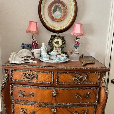 Antiques chest of drawers 