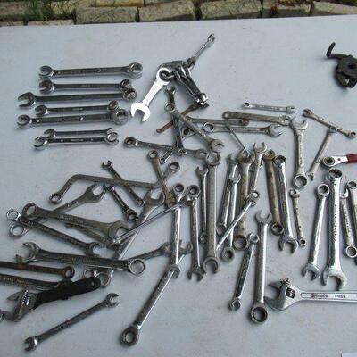 6 SNAP-ON WRENCHES AND A GENEROUS AMOUNT OF OTHER WRENCHES